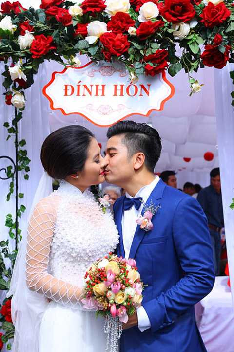 Cặp đôi liên tục trao nhau những nụ hôn trước sự chứng kiến của bạn bè và gia đình như một cách thể hiện niềm vui và hạnh phúc của họ. 