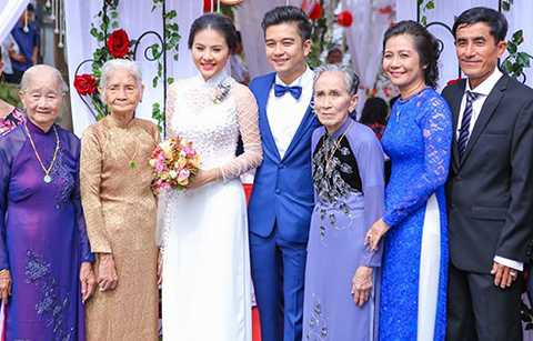 Cô dâu Vân Trang cùng chú rể Hữu Quân chụp ảnh kỉ niệm cùng ông bà và ba mẹ hai bên gia đình.