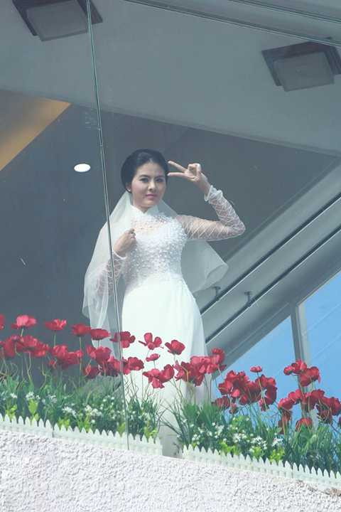 Cô dâu Vân Trang đã thức dậy từ rất sớm để trang điểm và chuẩn bị chỉn chu mọi thứ để chờ nhà trai đến. Nữ diễn viên vui vẻ tạo dáng xì tin khi phát hiện ống kính phóng viên. 