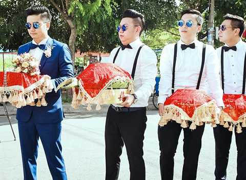 Đúng 9h sáng, đội bê tráp bên nhà trai xuất hiện ấn tượng trong bộ đồng phục trẻ trung. Chú rể Hữu Quân điển trai trong bộ vest xanh nổi bật và mắt kính tráng gương sành điệu. 