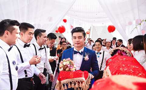 Hữu Quân háo hức tiến vào nhà cô dâu trong sự vui mừng và reo hò của bạn bè. 