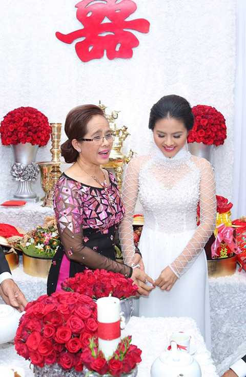 Trong nhà, Vân Trang bẽn lẽn nắm tay mẹ và chờ mẹ đưa ra diện kiến nhà trai. Sự thẹn thùng pha lẫn niềm hạnh phúc khiến nữ diễn viên càng xinh đẹp hơn trong chiếc áo dài cô dâu. 