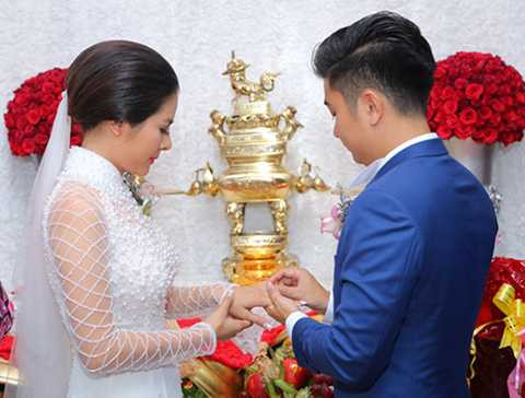 Khoảnh khắc hồi hộp xen lẫn sự vui mừng khi cặp đôi chính thức đính hôn cùng nhau. Lễ cưới của Vân Trang sẽ được diễn ra vào tháng 1/2016. 