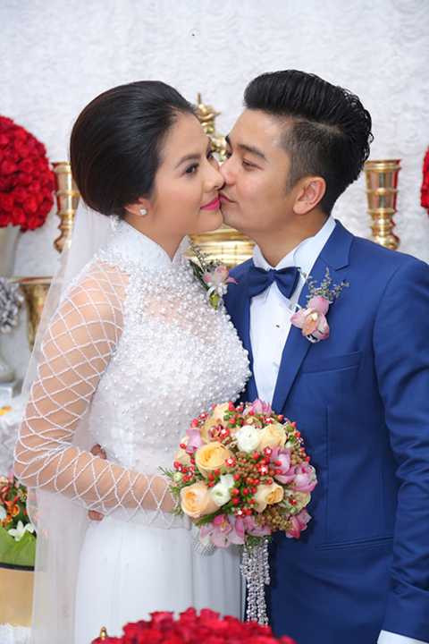 Nụ hôn hạnh phúc của chú rể dành cho vợ tương lai Vân Trang. 