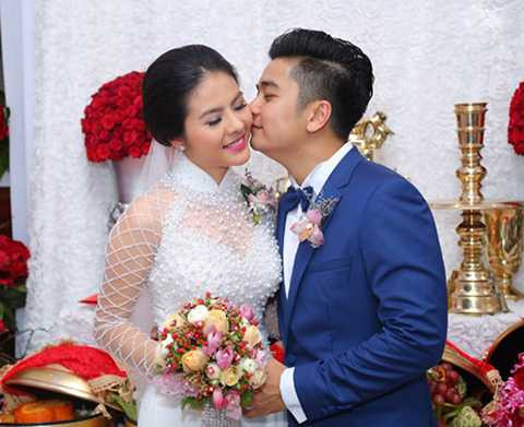 Nữ diễn viên thoáng chút ngại ngùng khi đón nhận nụ hôn từ chồng tương lai. 