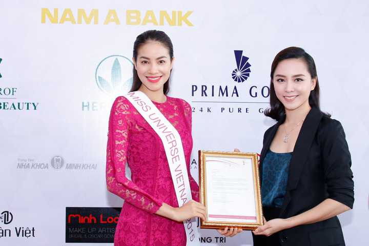 Á hậu Hoàn vũ Việt Nam 2008, Giám đốc quốc gia Hoa hậu Hoàn vũ Việt Nam, Dương Trương Thiên Lý vừa chính thức trao giấy mời của tổ chức Miss Universe cho Hoa hậu Hoàn vũ Việt Nam 2015 Phạm Hương.