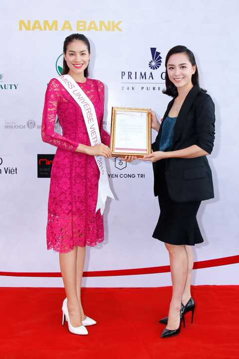 Tại buổi gặp gỡ trao giấy mời của tổ chức Miss Universe cho đại diện Việt Nam là hoa hậu Phạm Hương, á hậu Thiên Lý đã trao đổi những thông tin quan trọng cho Phạm Hương trước giờ lên đường dự thi.