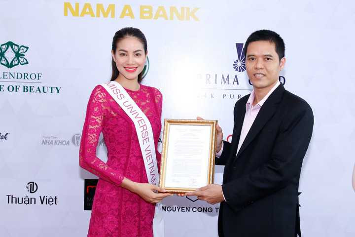 Cũng trong buổi trao thư mời, ông Trần Ngọc Nhật, Đồng trưởng ban tổ chức cuộc thi Hoa hậu Hoàn vũ Việt Nam 2015 cũng đã chính thức trao giấy quyết định cấp phép dự thi quốc tế cho Phạm Hương từ Cục Nghệ Thuật Biểu Diễn. 