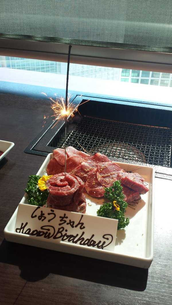 'Phát điên' với bánh sinh nhật làm từ thịt của giới trẻ Nhật