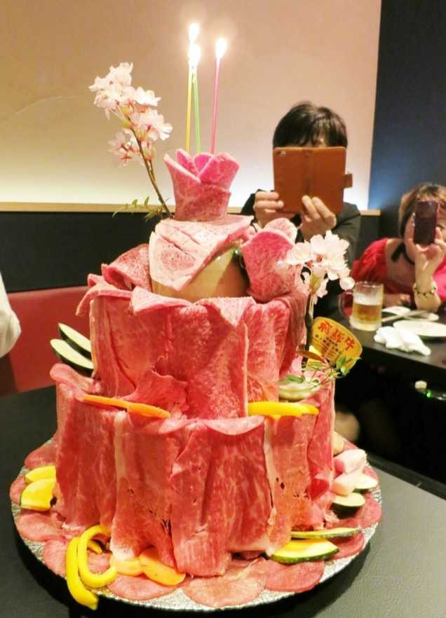 'Phát điên' với bánh sinh nhật làm từ thịt của giới trẻ Nhật