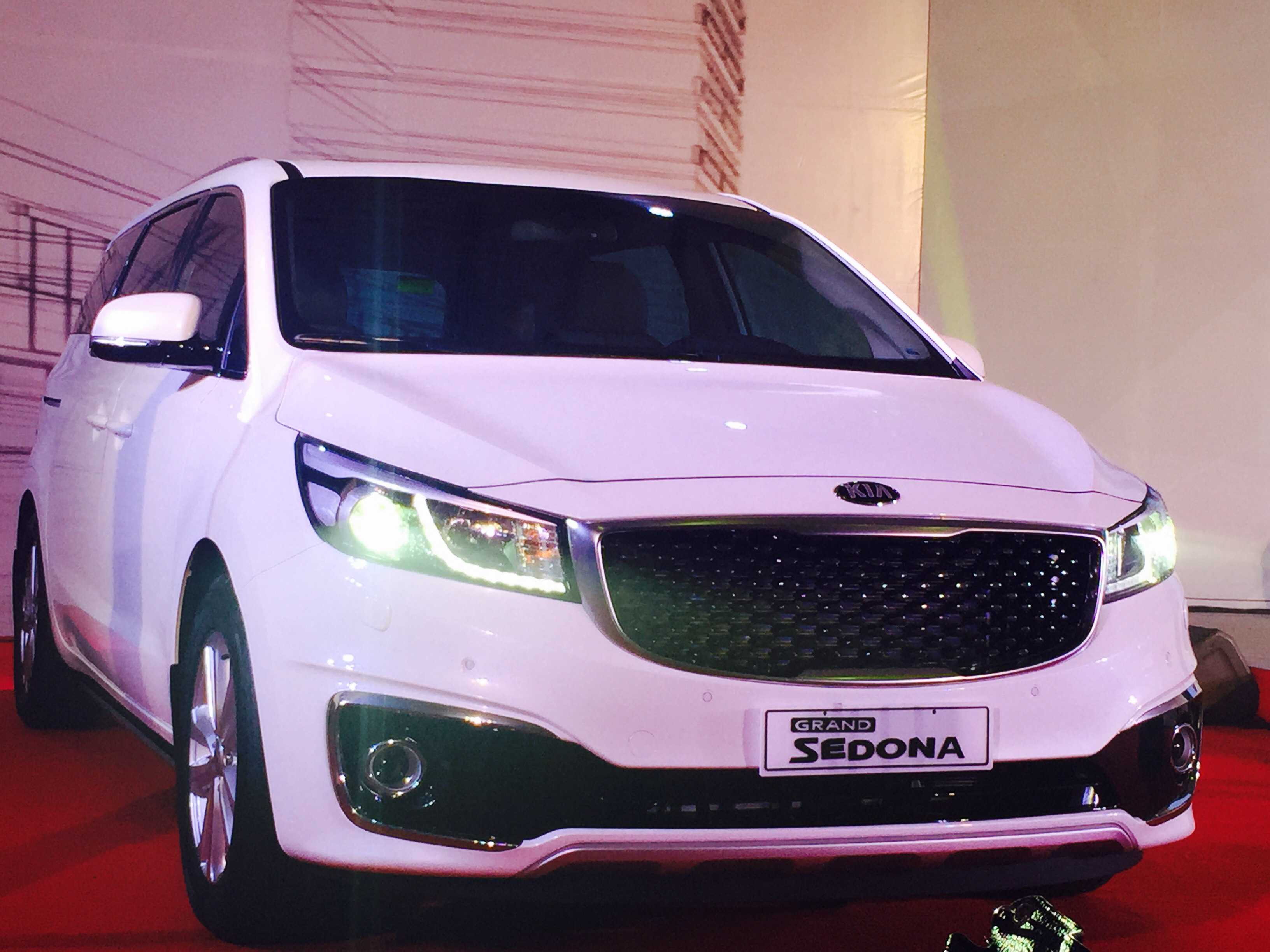 Kia Grand Sedona còn thu hút bởi sự cá tính, mạnh mẽ với lưới tản nhiệt mũi hổ đặc trưng