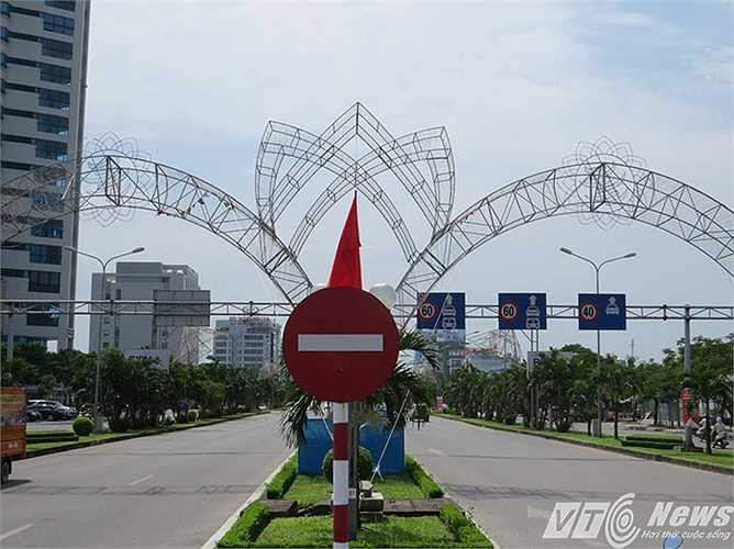 Tuy nhiên, hết dịp Tết Nguyên Đán và chào mừng kỷ niệm ngày Hải Phòng được giải phóng (13/5) được vài tháng, hệ thống đèn trên con đường này bắt đầu có dấu hiệu 'chết dần dần'.