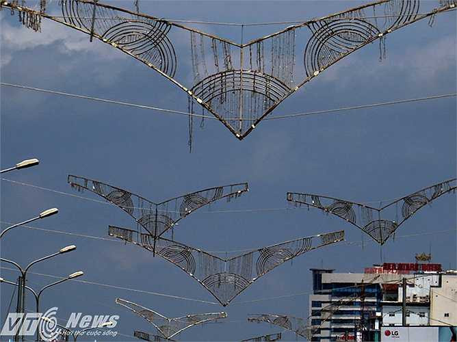 Những 'cánh chim hải âu' giờ nhìn rất phản cảm trên tuyến phố được cho là đẹp nhất TP Hải Phòng.