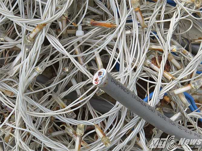 Đại diện Sở Văn hóa - Thể thao và Du lịch Hải Phòng cho biết, các kết cấu khung đèn chỉ được bảo hành 12 tháng, còn hệ thống đèn Led bảo hành theo tiêu chuẩn nhà sản xuất, nhưng là mấy tháng, mấy năm thì không được đơn vị này trả lời.