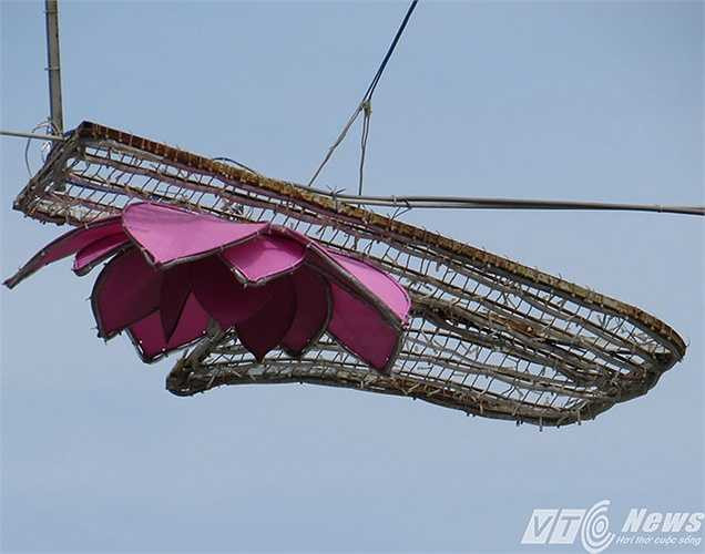 Với một công trình văn hóa được đầu tư gần 15 tỷ đồng chỉ để: 'Phục vụ nhu cầu thưởng thức nghệ thuật, giảm bớt mật độ người dân và du khách tập trung trong khu vực Trung tâm TP, đa dạng thêm các sản phẩm văn hóa chào mừng Xuân Ất Mùi 2015', dư luận đang cho rằng việc đầu tư này có lãng phí?