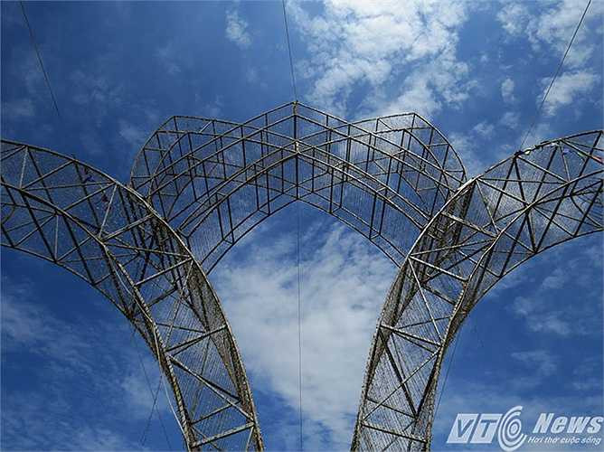 Những kết cấu khung đèn đã han gỉ đứng 'đày' mưa nắng gây mất mỹ quan đô thị.