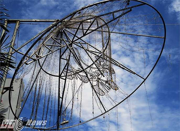 Những chiếc 'nón lá' lung linh, lộng lẫy ngày nào giờ hư hỏng, đèn nháy đứt, rơi rụng tả tơi, treo lửng lơ như những cành liễu rủ trên các cột thép bên đường.