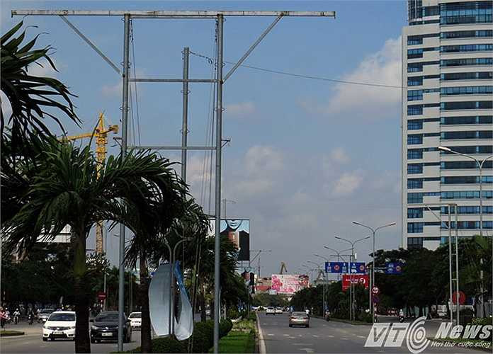 Theo ông Nguyễn Văn Hiển, Phó Trưởng Ban quản lý các dự án Văn hóa, Thể thao và Du lịch Hải Phòng, Dự án này đến nay vẫn chưa được Công ty Sơn Lâm (đơn vị trúng thầu) bàn giao cho Thành phố nên việc tháo dỡ là việc của nhà thầu, để đảm bảo an toàn cho người và phương tiện lưu thông trên tuyến đường này.