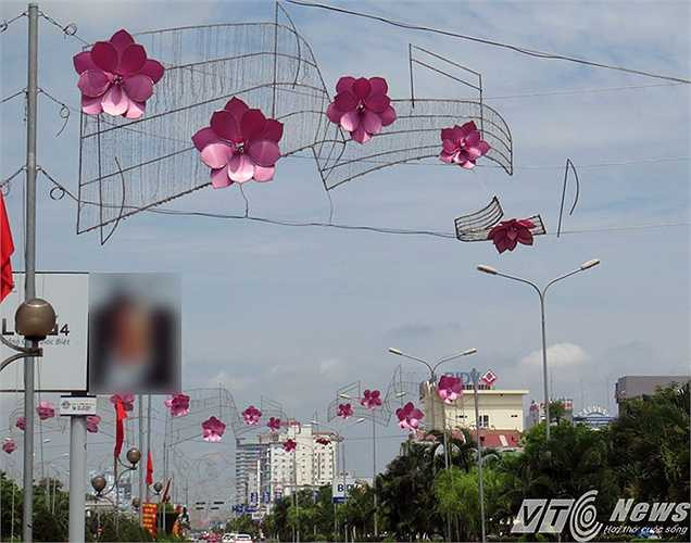 Những 'cánh hoa sen', những 'nốt nhạc' bằng sắt cũng đã và đang gãy hỏng, treo lửng lơ, rơi rụng.