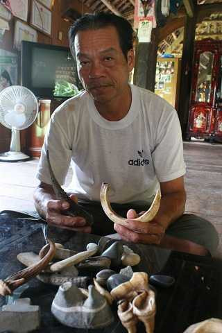 Mo Lựng đang là người giữ gìn những vật thiêng của dòng họ Bùi Mo Lựng đang là người giữ gìn những vật thiêng của dòng họ Bùi