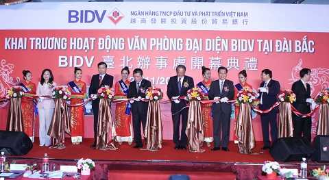 Cắt băng khai trương văn phòng giao dịch BIDV