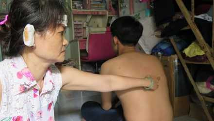 Bà Thảo cùng con trai bị tấn công nhiều lần bởi những người giấu mặt. Bà Thảo cùng con trai bị tấn công nhiều lần bởi những người giấu mặt.