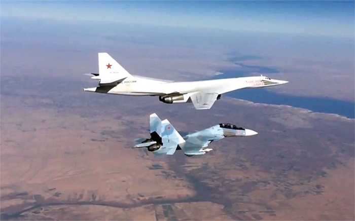 Máy bay ném bom siêu thanh Tupolev Tu-22 (trên) bay cùng chiến cơ Sukhoi Su-30SM khi đi không kích các mục tiêu IS