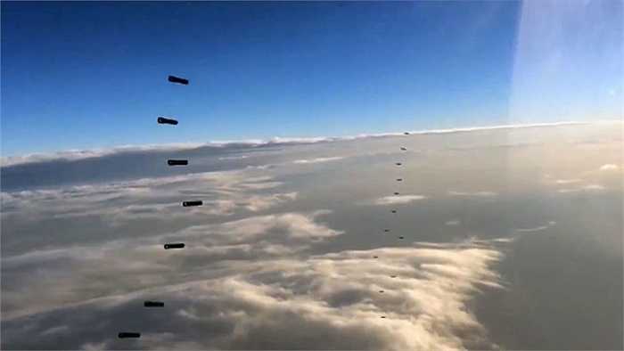 Những loạt bom được rải xuống hang ổ của IS ở Syria