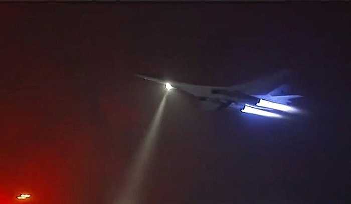Máy bay ném bom chiến lược Tupolev Tu-160 xuất kích