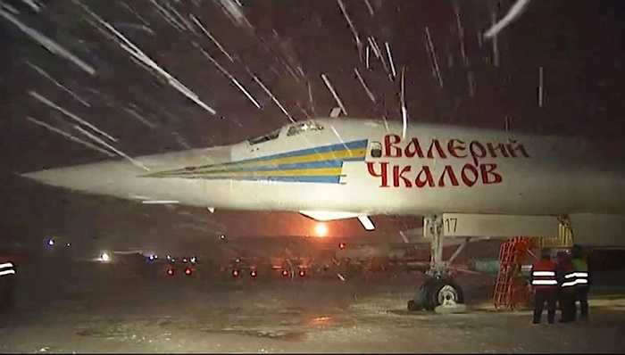 Tupolev Tu-160 chuẩn bị lên đường không kích IS