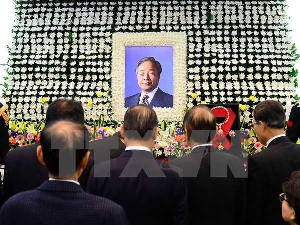 Người dân Hàn Quốc viếng cựu Tổng thống Kim Young-Sam tại Seoul. (Nguồn: AFP/TTXVN)