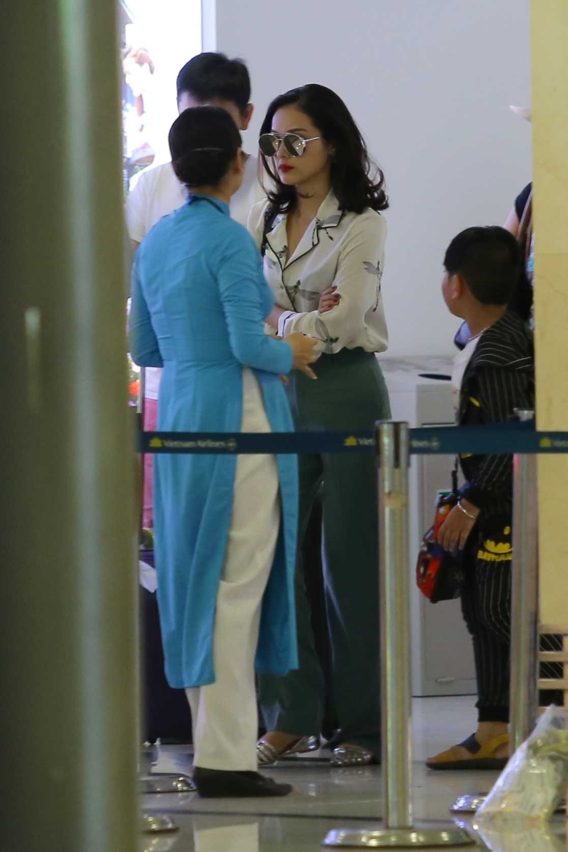 Trong khi bạn gái có vẻ mệt mỏi sau chuyến bay thì đại gia phố núi chủ động lấy hành lý và dìu cô ra xe.