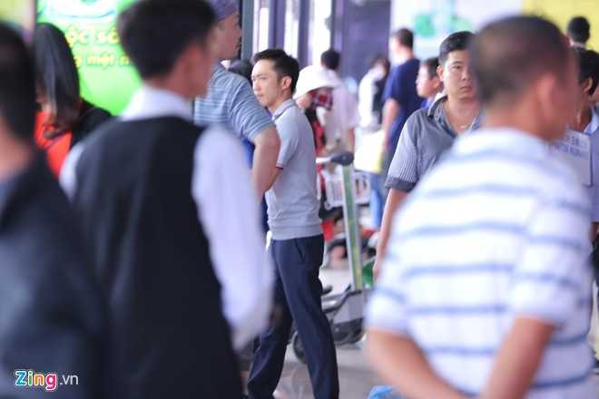 Trong khi bạn gái có vẻ mệt mỏi sau chuyến bay thì đại gia phố núi chủ động lấy hành lý và dìu cô ra xe.