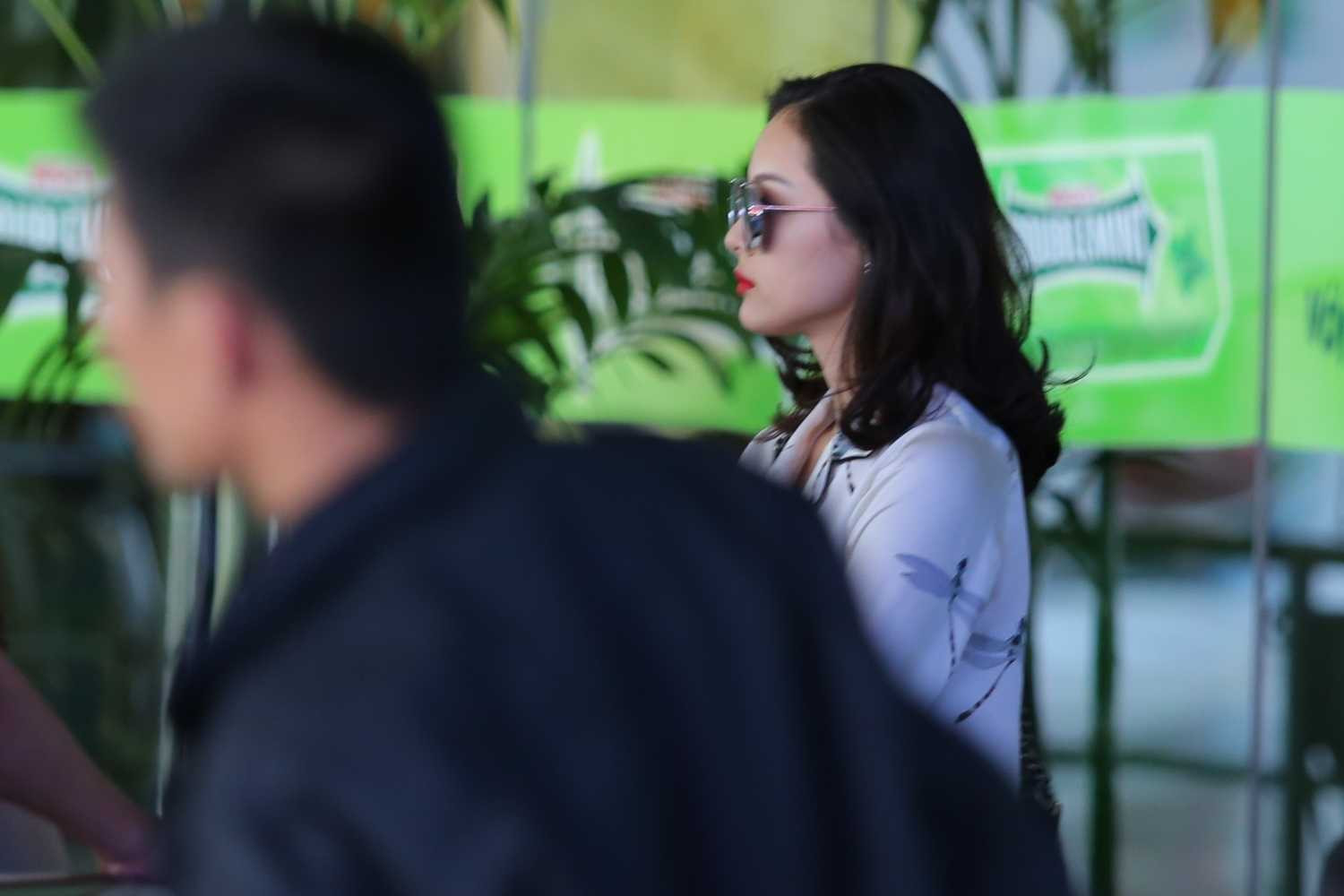 Trong khi bạn gái có vẻ mệt mỏi sau chuyến bay thì đại gia phố núi chủ động lấy hành lý và dìu cô ra xe.