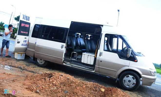 Lúc 10h30 24/11, xe khách mang biển số Đà Nẵng đi TP Quy Nhơn (Bình Định) dừng lại ven quốc lộ 1 ở phường Trương Quang Trọng, TP Quảng Ngãi. Một khách nam bước xuống xe nhưng không trả tiền dẫn đến mâu thuẫn, cự cãi với chủ xe. Anh ta bất ngờ bỏ chạy, chúng tôi đuổi theo thì thanh niên dùng bình xịt hơi cay chống trả, một phụ xe kể. 