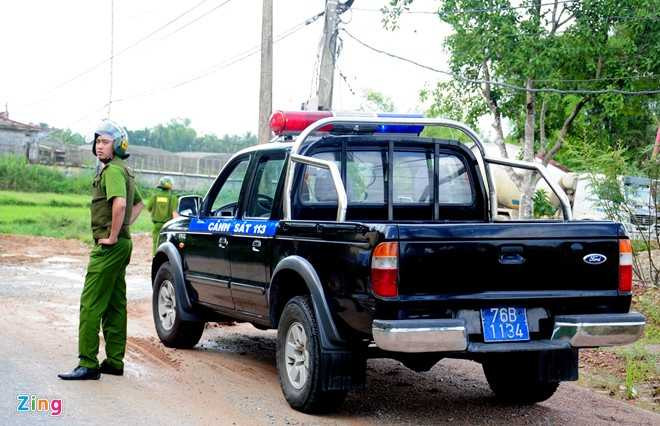 Trong lúc chạy trốn, anh ta nhảy xuống sông Kênh (thôn Quyết Thắng, phường Trương Quang Trọng) ẩn núp dưới lớp lục bình dày đặc. ​Nhân viên nhà xe gọi điện báo cảnh sát 113, Công an tỉnh Quảng Ngãi đến hiện trường hỗ trợ.