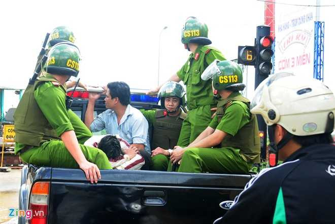 Đến trưa 24/11, thanh niên vẫn không khai báo về danh tính, nơi cư ngụ. Cơ quan ​công an đang kiểm tra ​người này có nghiện ma túy hay không. ​Thanh niên này xăm trổ đầy mình, sử dụng bình hơi cay trái phép tấn công nhân viên nhà xe là vi phạm pháp luật, một cán bộ điều tra cho biết.