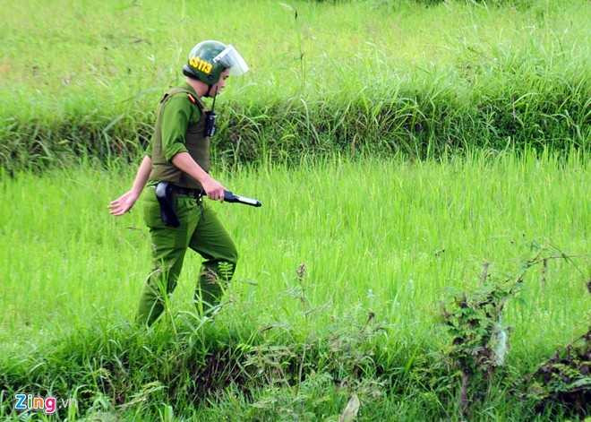 Gần 11h ​cùng ngày, cảnh sát 113 tiếp cận ​2 bên bờ sông