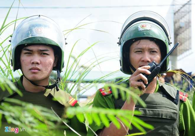 Cảnh sát khoanh vùng tìm kiếm thanh niên quỵt tiền.