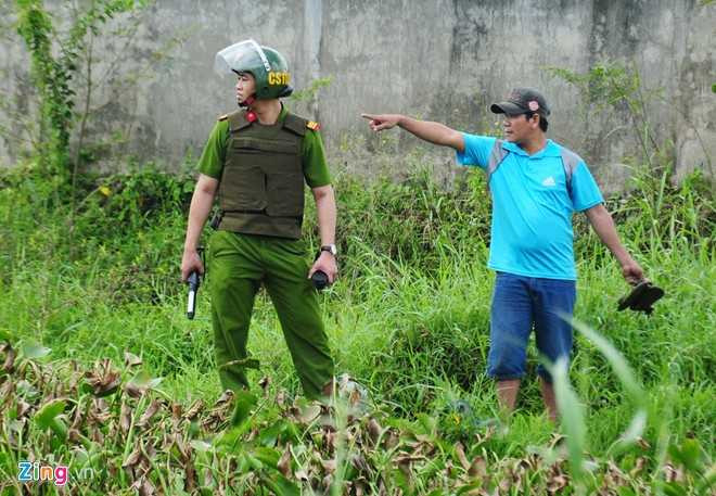 Nhân viên xe khách chỉ hướng thanh niên tháo chạy bên bờ sông Kênh cho cảnh sát.