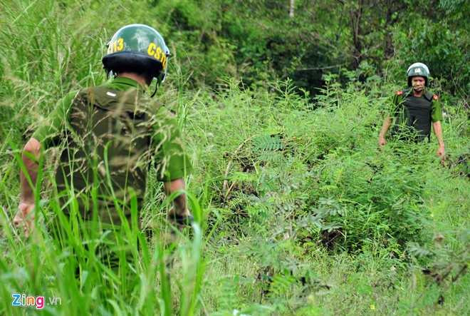 Nhà chức trách rà soát từng bờ cỏ, bụi rậm ven sông.