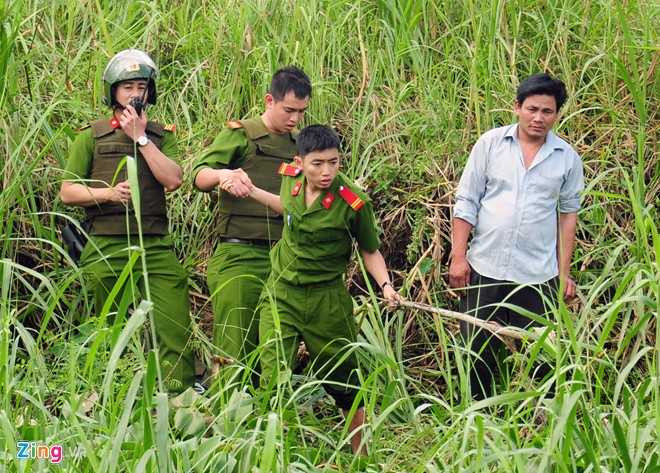Cảnh sát phát hiện đám bèo lục bình, vị trí thanh niên trốn bên dưới. 