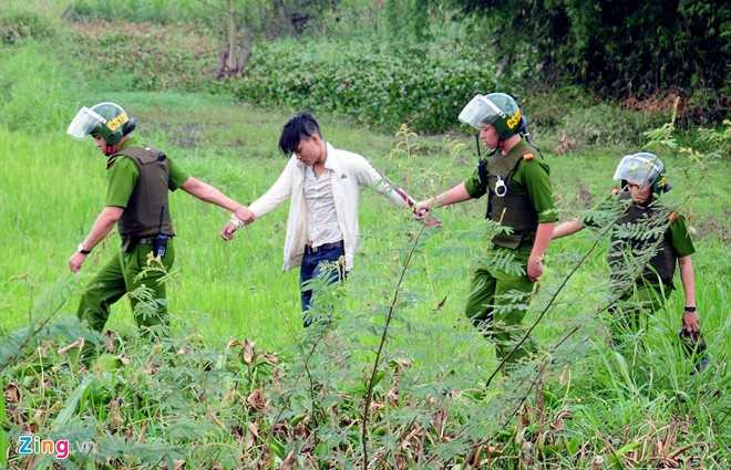 Cảnh sát dẫn giải hành khách không chịu trả tiền từ bờ sông lên quốc lộ 1. 