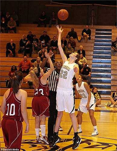 Nhờ lợi thế chiều cao nên nữ sinh này dễ dàng giành lợi thế trong các pha tranh chấp bóng rổ khi tham gia thi đấu tại trường.