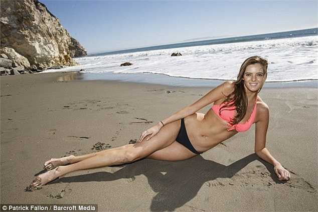 Chase khoe dáng và đôi chân trên bãi biển. 'Trước đây, tôi chỉ ước tôi được nhỏ hơn để có thể dễ dàng mặc đồ', Chase chia sẻ.