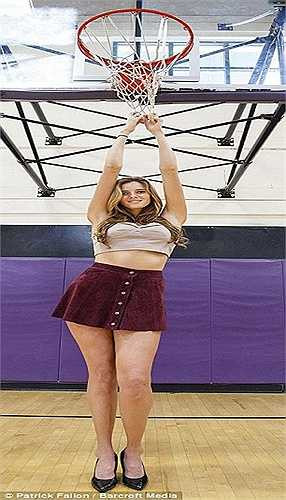 Chiều cao của nữ sinh này hết sức ấn tượng đến nỗi chỉ cần đi thêm giày cao guốc là cô đã chạm tay được vào lưới bóng rổ.