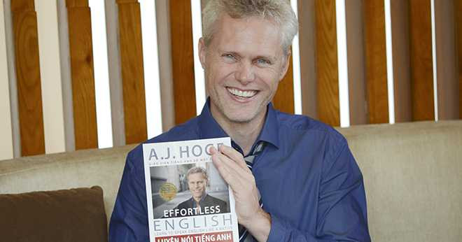 Tác giả AJ Hoge và cuốn sách viết về phương pháp Effortless English