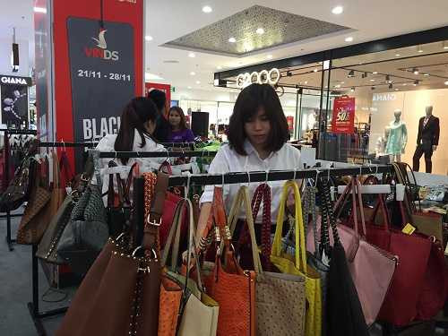 Các gian hàng bắt đầu Sale off đa số các sản phẩm