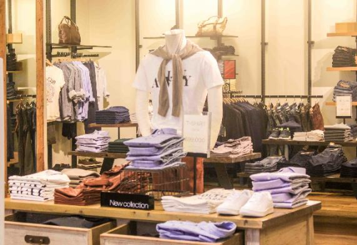 Nhiều sản phẩm “New arrivals” cũng được sale off tại các gian hàng trong đợt này