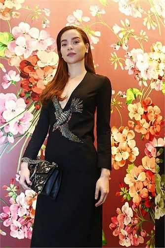 Mới đây, trong một sự kiện tại TP. HCM, Hà Hồ đã gây chú ý với 'cây' đồ hiệu của Gucci, tổng trị giá hơn 200 triệu. 